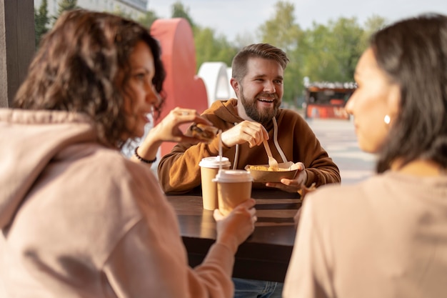 Photo gratuite meilleurs amis mangeant de la nourriture de rue