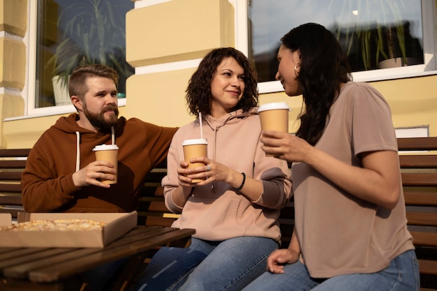 Meilleurs amis mangeant de la nourriture de rue