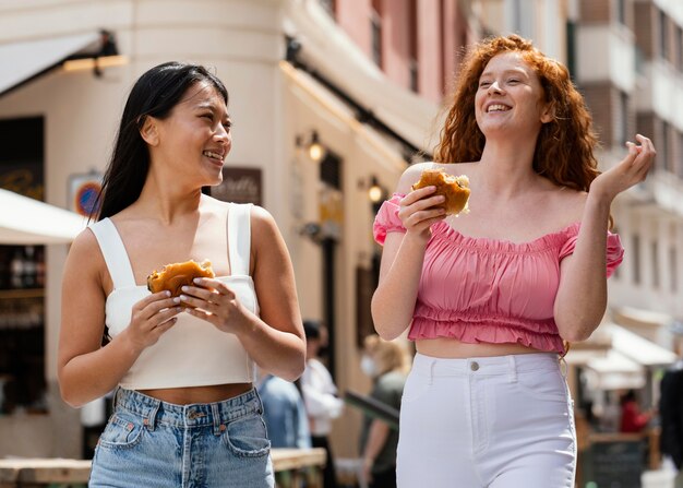 Les meilleurs amis mangent ensemble de la nourriture de rue