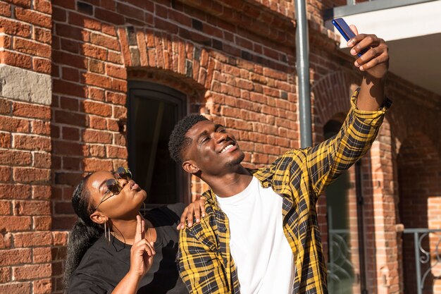 Meilleurs amis prenant un selfie ensemble à l'extérieur