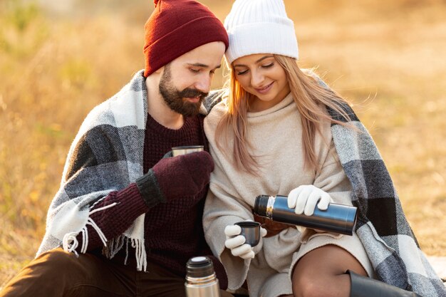 Meilleurs amis prendre un café à l'extérieur