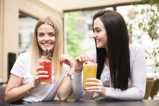 Les meilleurs amis profitant de leurs cocktails