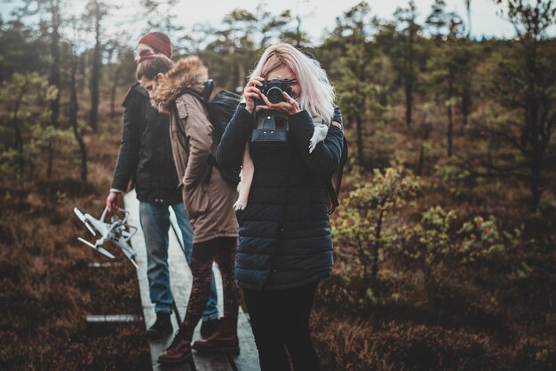 Les meilleurs amis profitent d'une belle randonnée dans une belle forêt de pins en automne.