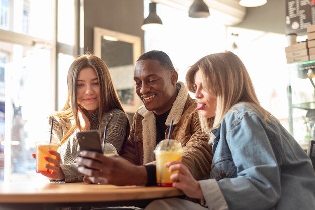 Les meilleurs amis qui traînent tout en dégustant une boisson délicieuse