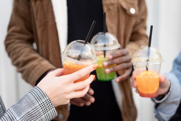 Les meilleurs amis qui traînent tout en dégustant une boisson délicieuse