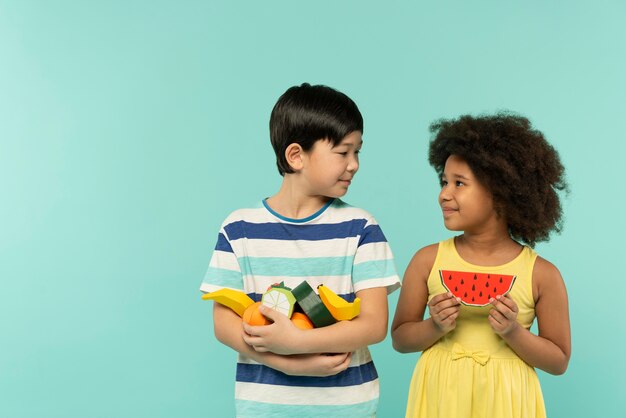 Photo gratuite meilleurs amis s'amusant dans un studio de réglage d'été bleu