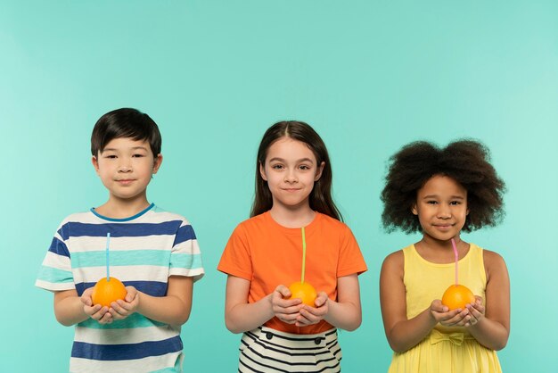 Meilleurs amis s'amusant dans un studio de réglage d'été bleu