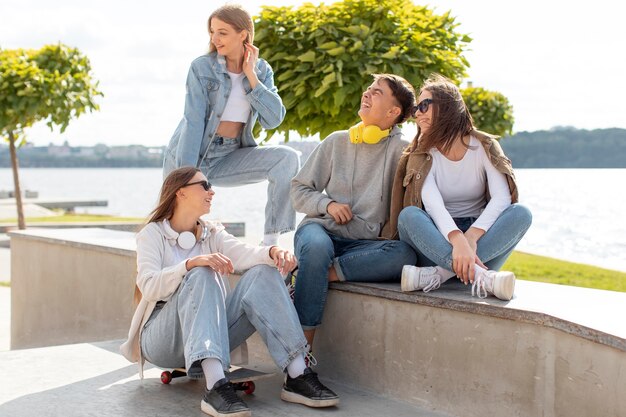 Meilleurs Amis S'amusant Ensemble à L'extérieur