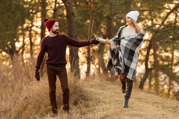 Meilleurs amis se tenant la main dans la forêt