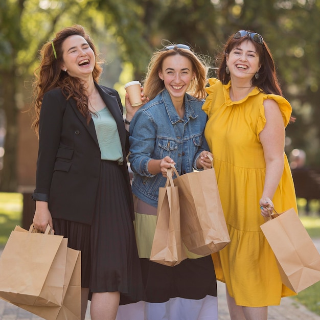 Meilleurs amis tenant des sacs à provisions