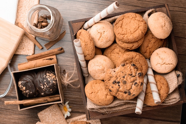 Mélange de biscuits à l'avoine et au chocolat. Vue de dessus