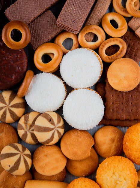 Mélange de biscuits avec des bagels secs de guimauves et des gaufres au chocolat