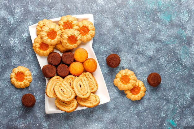 Mélange de biscuits sucrés, cake roll, mini cupcakes.