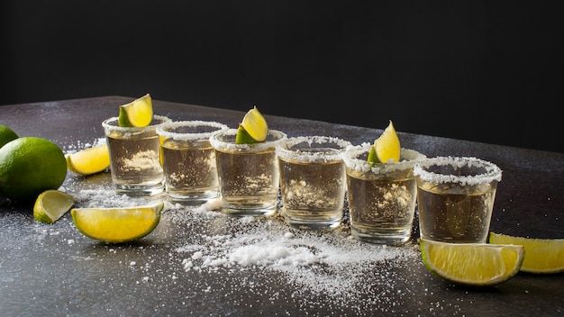 Mélange de cocktails dans des verres aux bords citron vert et salé