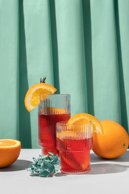 Mélange de cocktails dans des verres avec des fruits orange