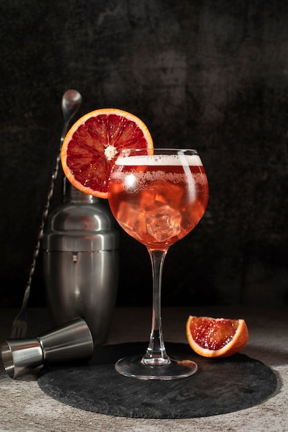 Photo gratuite mélange de cocktails dans des verres avec des glaçons et de l'orange sanguine