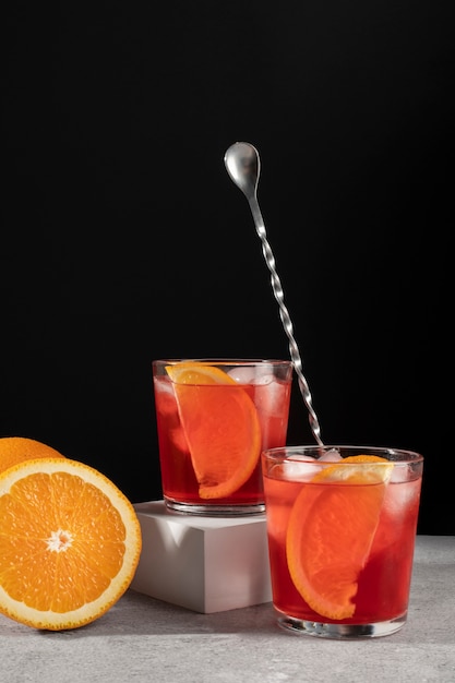 Photo gratuite mélange de cocktails rafraîchissants à base d'orange et de glaçons