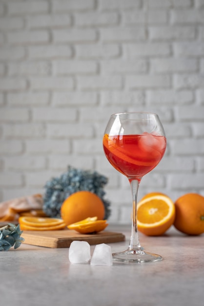 Mélange de cocktails en verre avec des fruits à l'orange