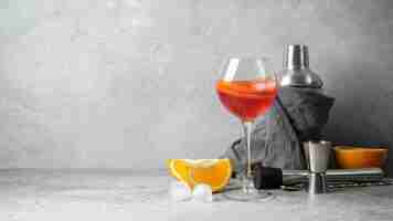 Photo gratuite mélange de cocktails en verre avec des fruits à l'orange
