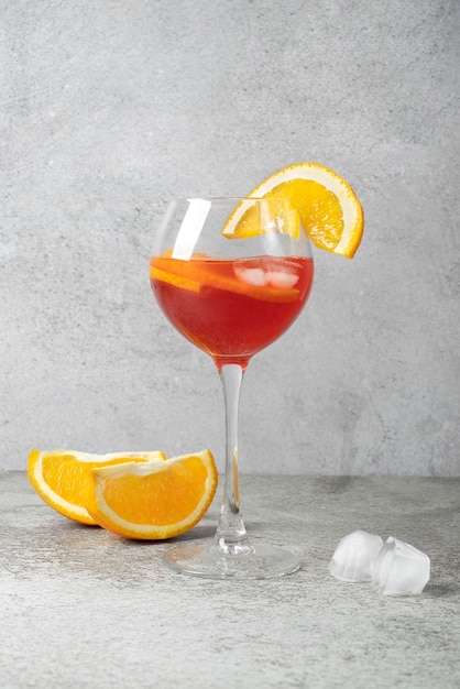 Mélange de cocktails en verre avec des fruits à l'orange