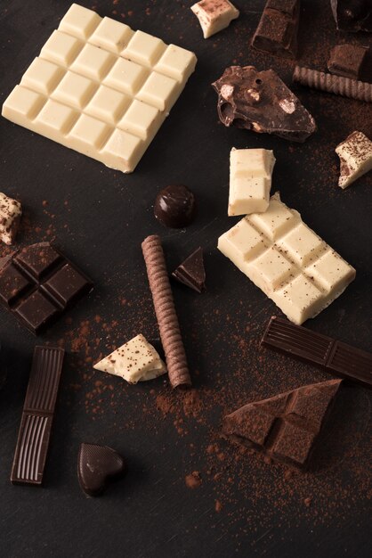 Mélange de différents types de barres de chocolat