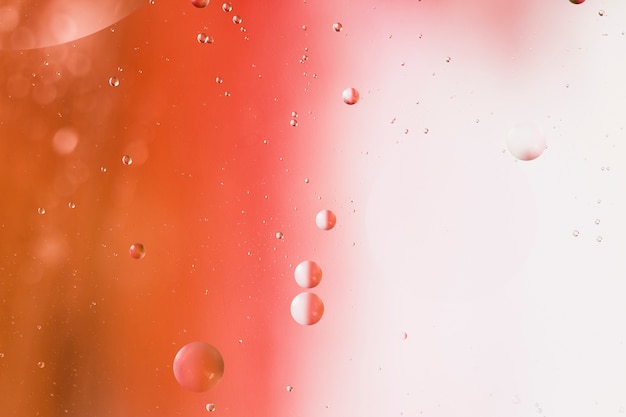 Mélange d’eau et d’huile sur un fond abstrait liquide coloré