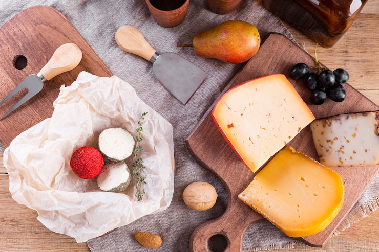 Photo gratuit mélange de fromage à pâte dure sur la table