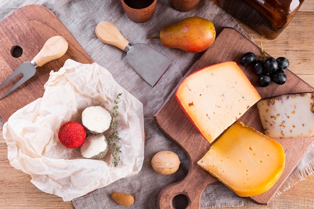 Mélange de fromage à pâte dure sur la table