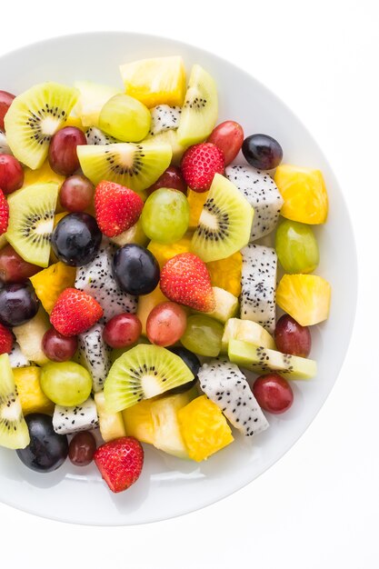 Mélange de fruits en assiette blanche