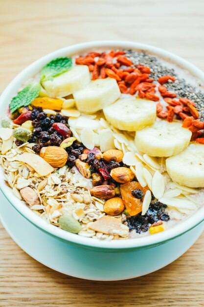 Mélange de fruits avec muesli et granola