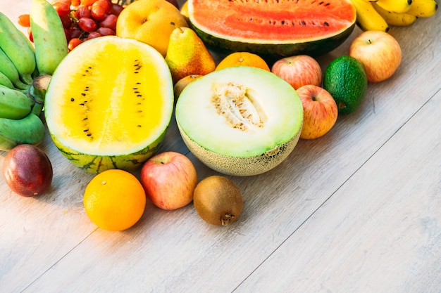 Mélange de fruits avec pomme banane orange et autres