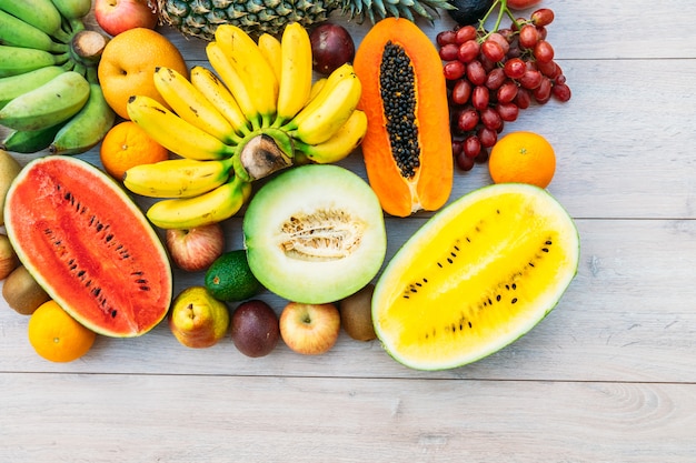 Mélange de fruits avec pomme banane orange et autres