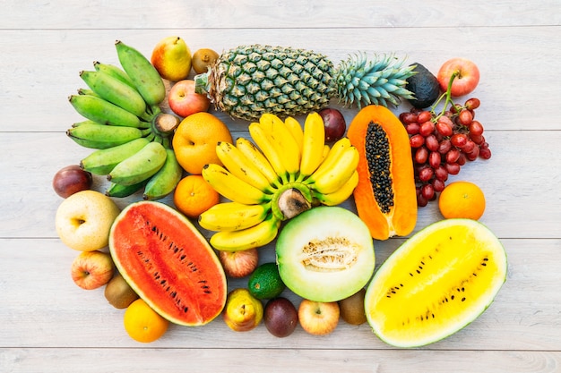 Mélange de fruits avec pomme banane orange et autres