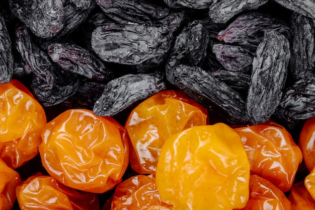 Mélange de fruits secs prunes cerises aux raisins noirs vue rapprochée