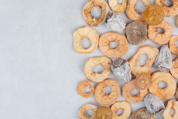 Mélange de fruits secs sains avec sur fond de marbre. Photo de haute qualité