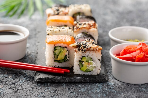 Mélange de gros plan de makis sushi avec des baguettes