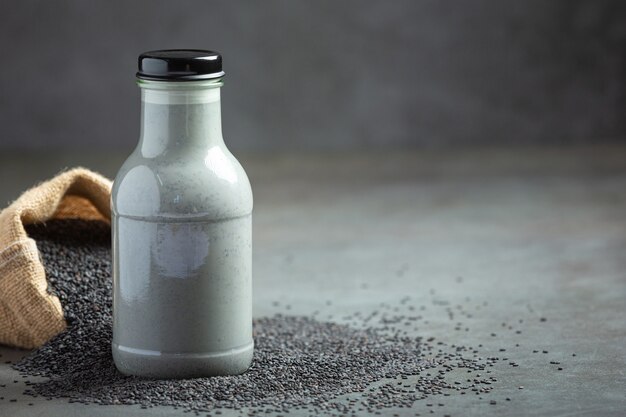 Mélange de lait de soja sésame noir sur fond sombre