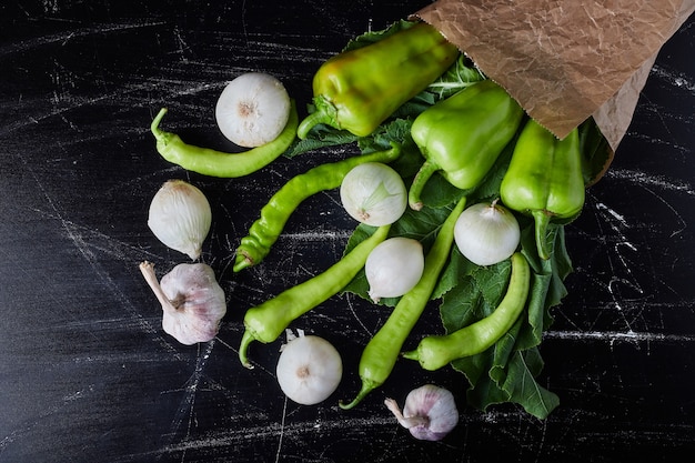 Mélange de légumes sur fond noir