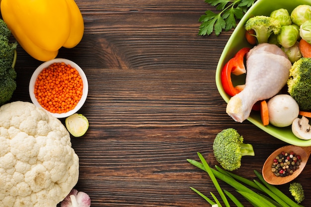 Mélange de légumes plat et pilon de poulet dans un bol avec espace de copie