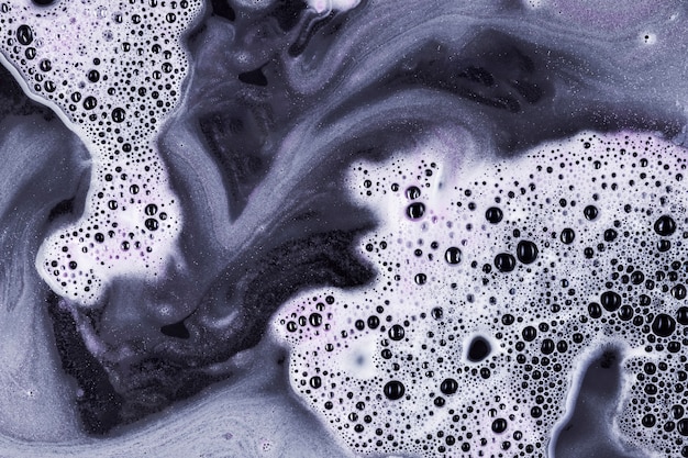 Photo gratuite mélange de liquide noir et blanc avec de la mousse et des gouttes