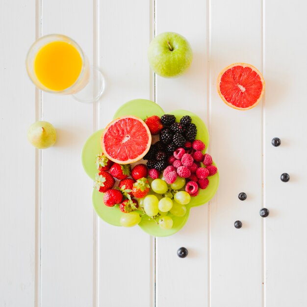 Mélange lumineux de fruits et de baies