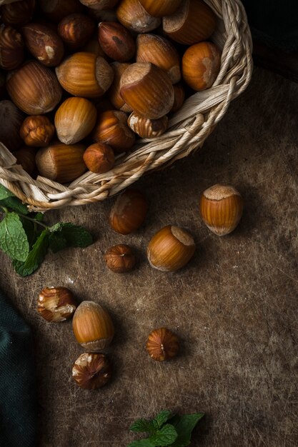 Mélange de noisettes biologiques sur la table