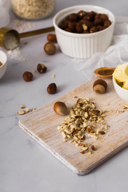 Photo gratuite mélange de noix savoureuses sur la table