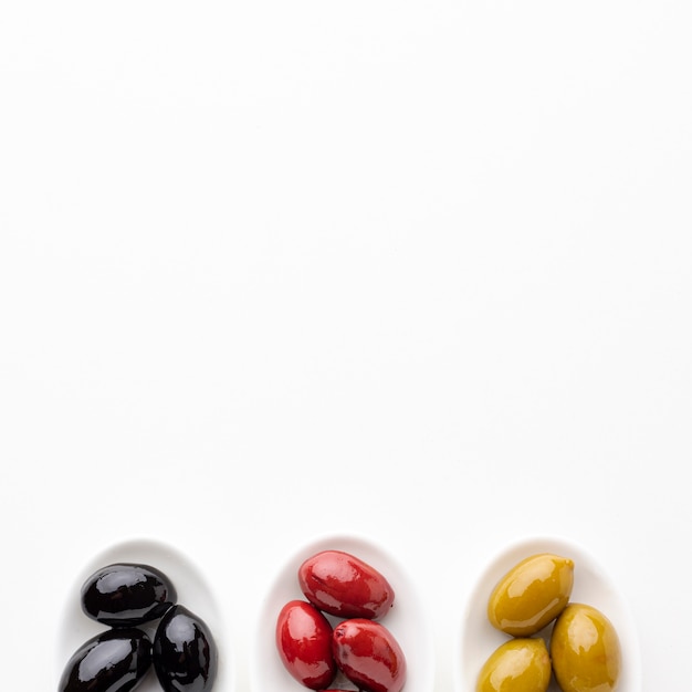 Mélange d'olives vertes rouges et noires avec espace de copie