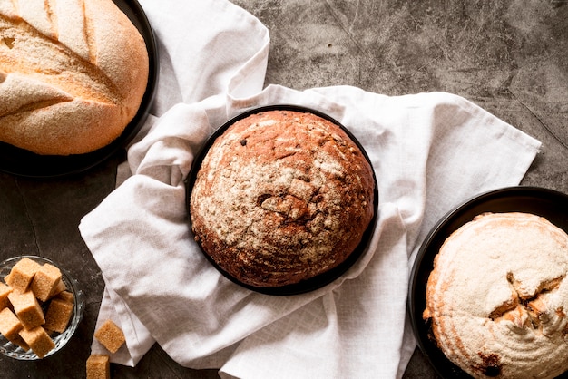 Mélange de pain vue de dessus avec torchon