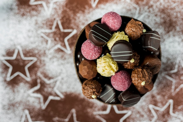 Photo gratuite mélange plat de bonbons dans un bol