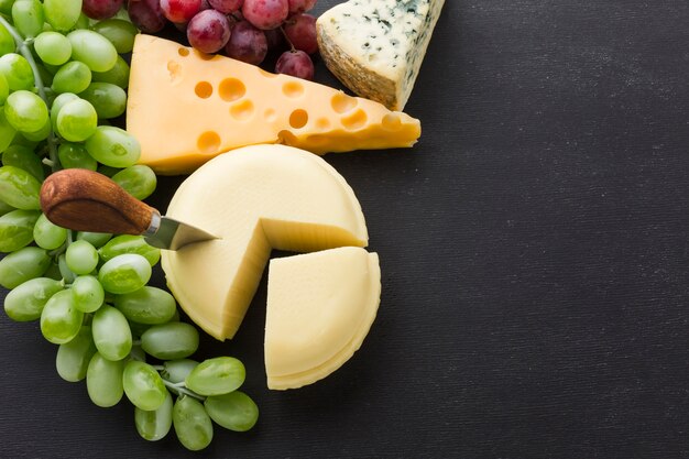 Mélange plat de fromage et de raisins avec espace de copie
