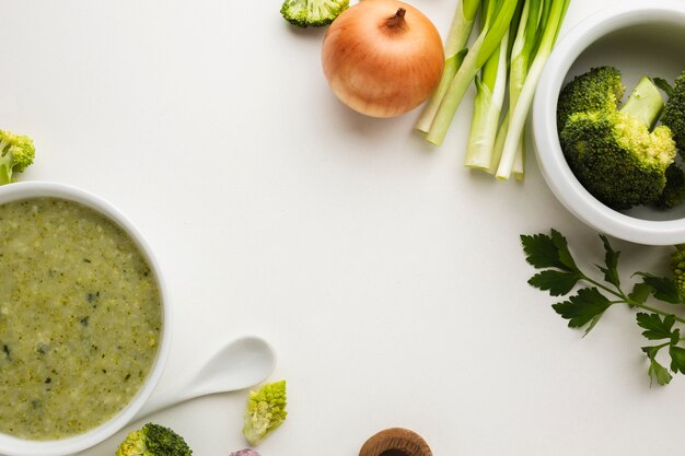 Mélange plat de légumes avec bisque de brocoli dans un bol