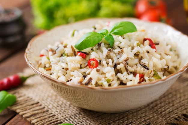 Mélange de riz bouilli avec du piment et du basilic. Menu diététique.