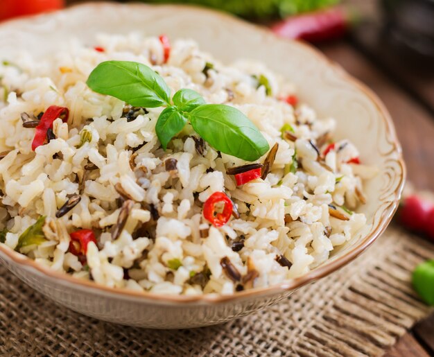 Mélange de riz bouilli avec du piment et du basilic. Menu diététique.